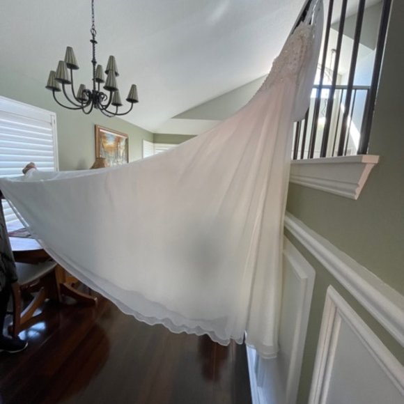 Beautiful Mori Lee Ivory Wedding Dress - Picture 11 of 14